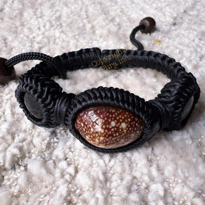 Biage shell and Leklai Tarad bracelet, front view