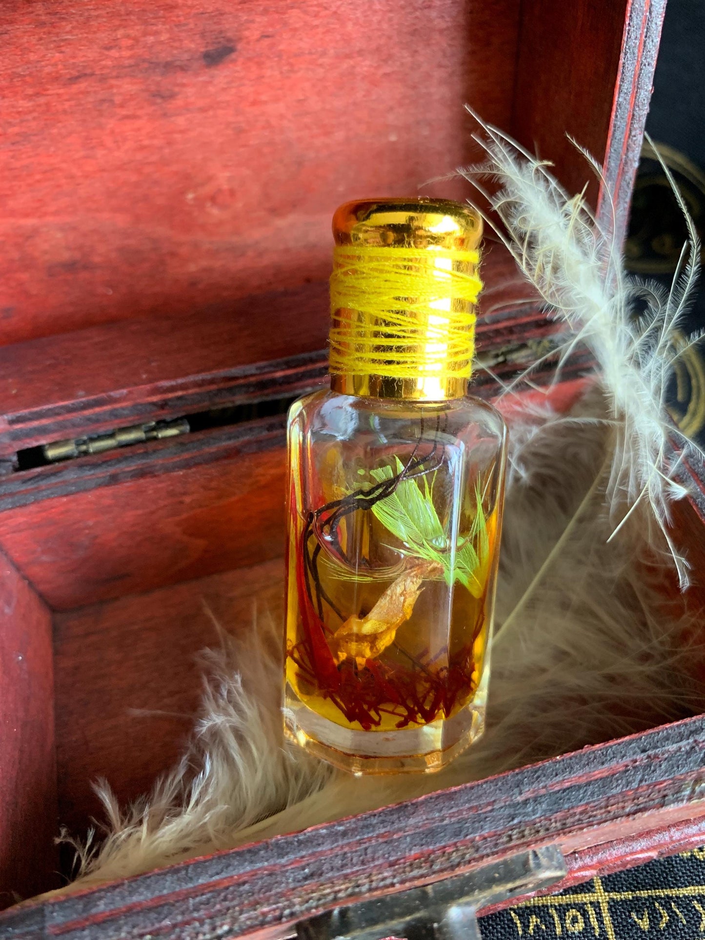 Powerful Attraction Magic Chendrawasih Charm Oil for Strong Magnetism, Persuading Power, Powerful Aura Energy, Ability to Charm Anyone