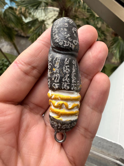 Close-up of Palakid Leklai stone set in amulet casing
