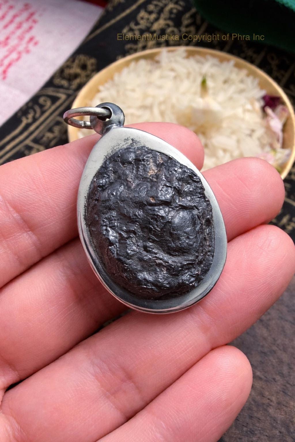 Leklai Tarad healing pendant, detail of the setting