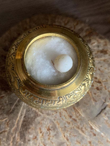Coconut Pearl ring, side view of the adjustable band
