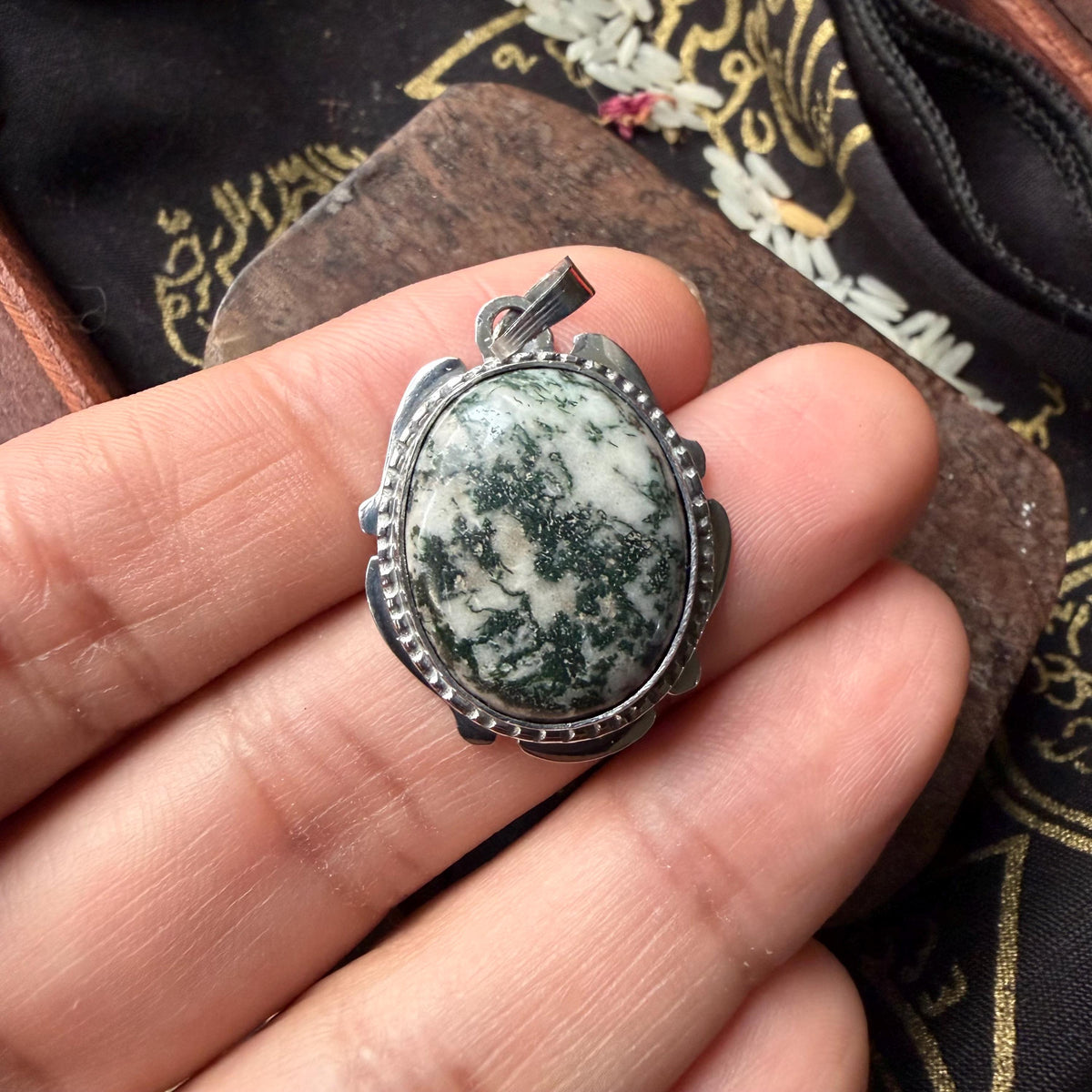 White Lightning Stone Leklai pendant, detail of the stone surface