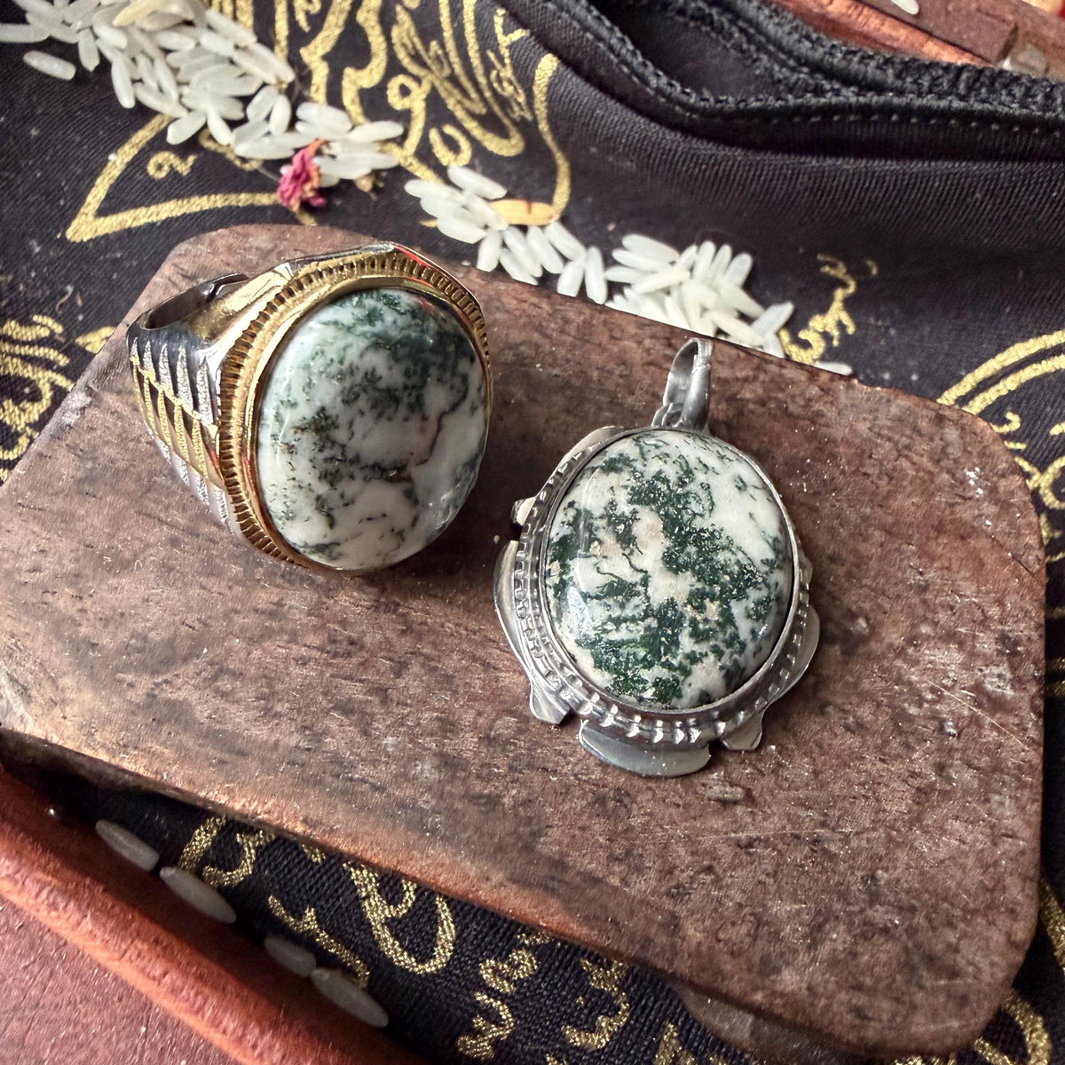 White Lightning Stone Leklai amulet, side view showing the setting