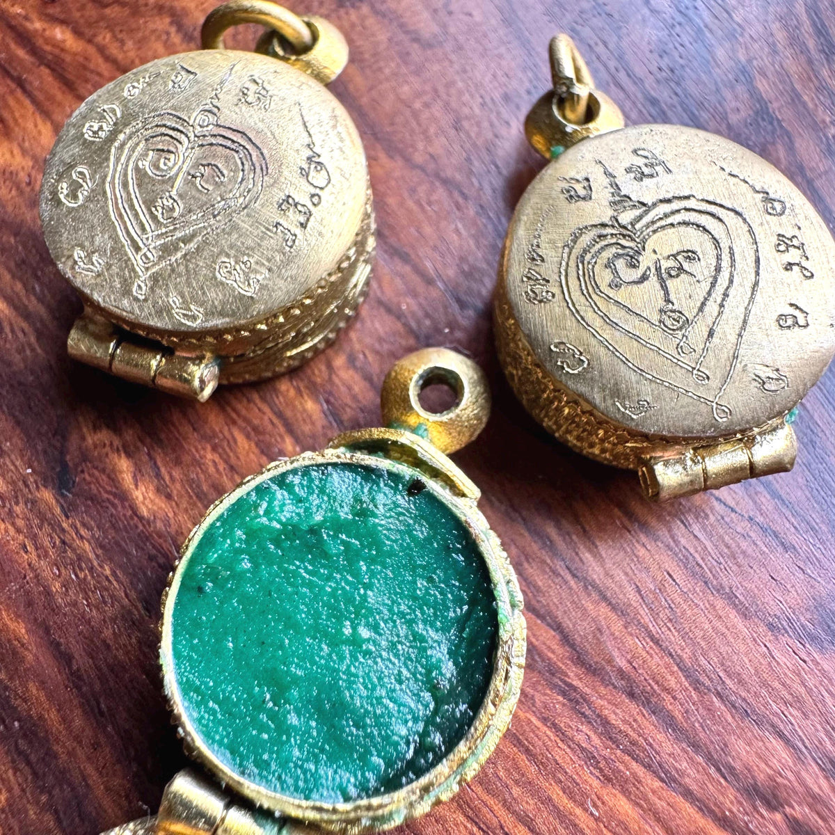 See Pheung charming wax pendant locket, front view