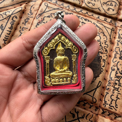 Maha Khun Paen amulet, back view with embedded takrut