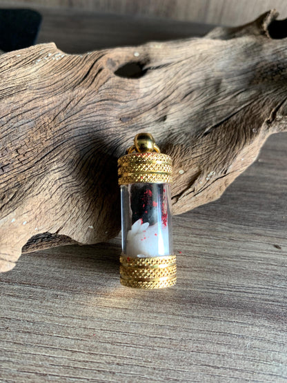 Takrut casing with gold plated caps, detail