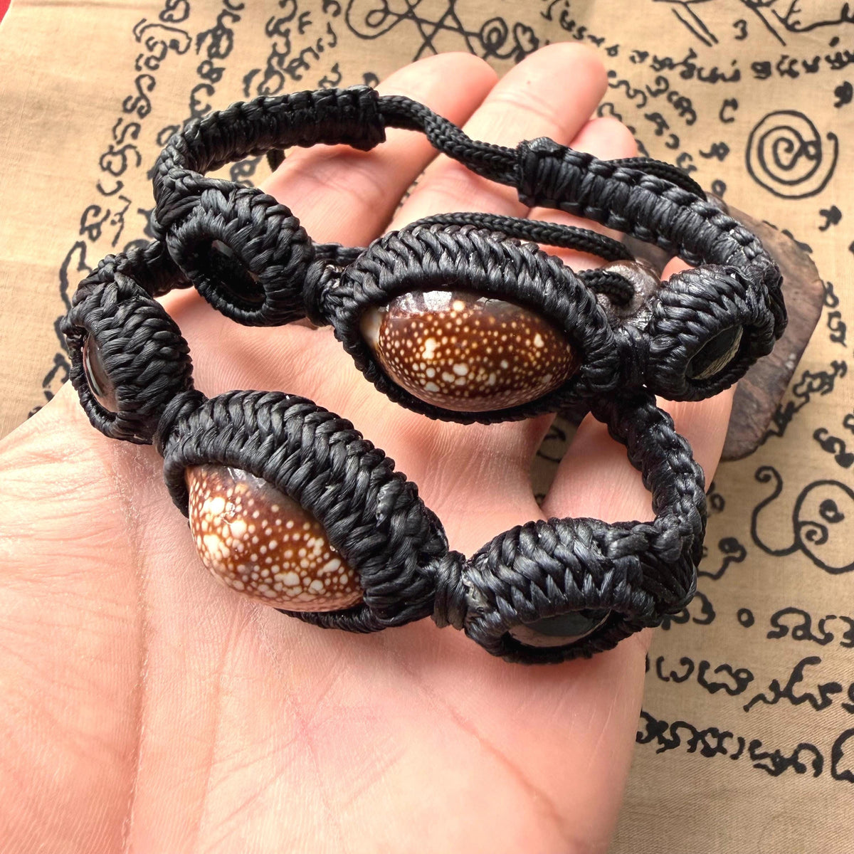Biage shell centrepiece of the protection bracelet, detail