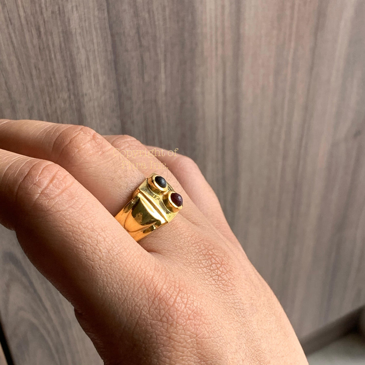 Centipede Pearl ring, side view of the adjustable band